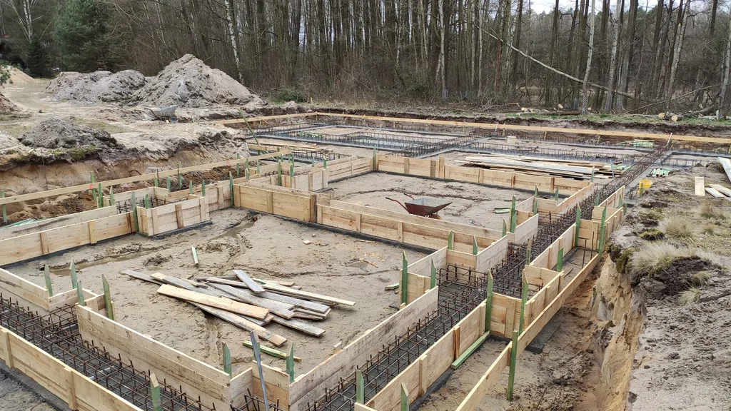 Deskowanie i zbrojenie ław/belek fundamentowych – stan zero budynku jednorodzinnego