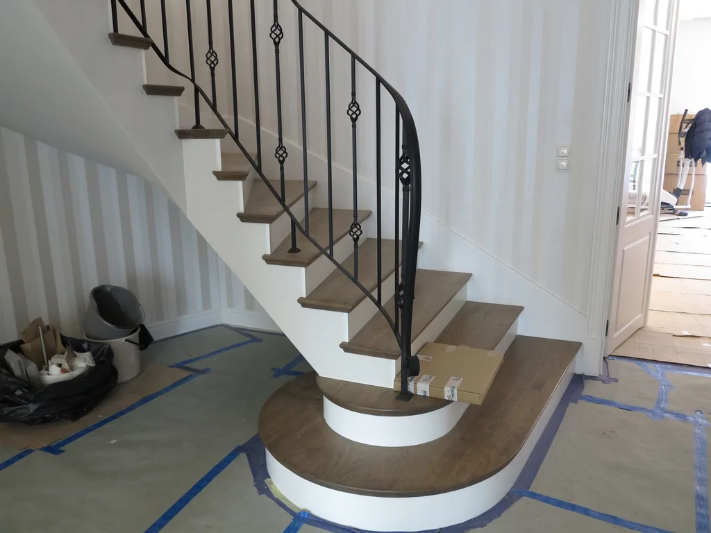 białą stolarka okienna, nawiewy podłogowej klimatyzacji/ogrzewania