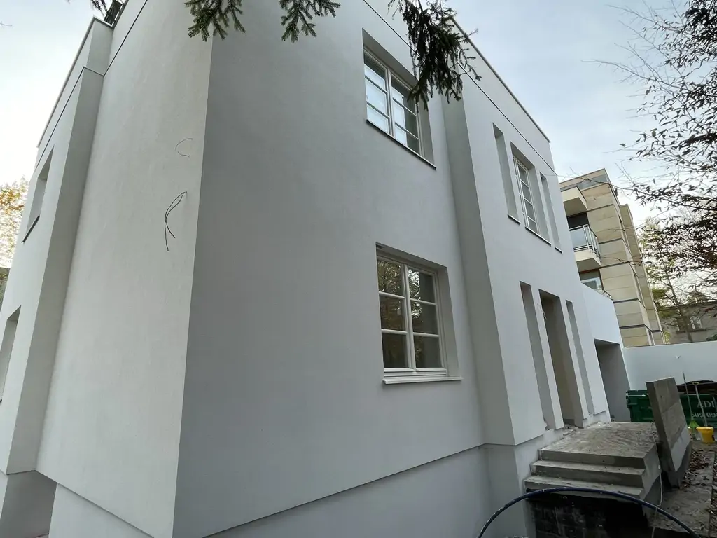 Budynek po modernizacji – boczna elewacja z nowym wykończeniem i stolarką okienną.