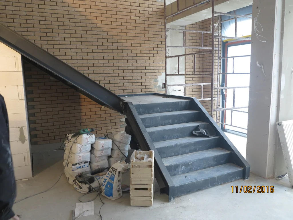 Remont budynku, Schody wewnętrzne, ściany murowane z cegły 