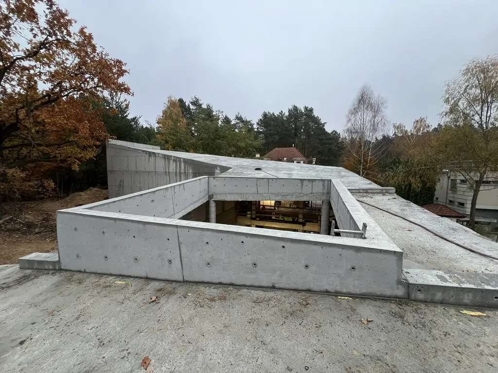 Otwór w żelbetowym stropodachu nad wewnętrznym patio lub atrium w nowoczesnym budynku.