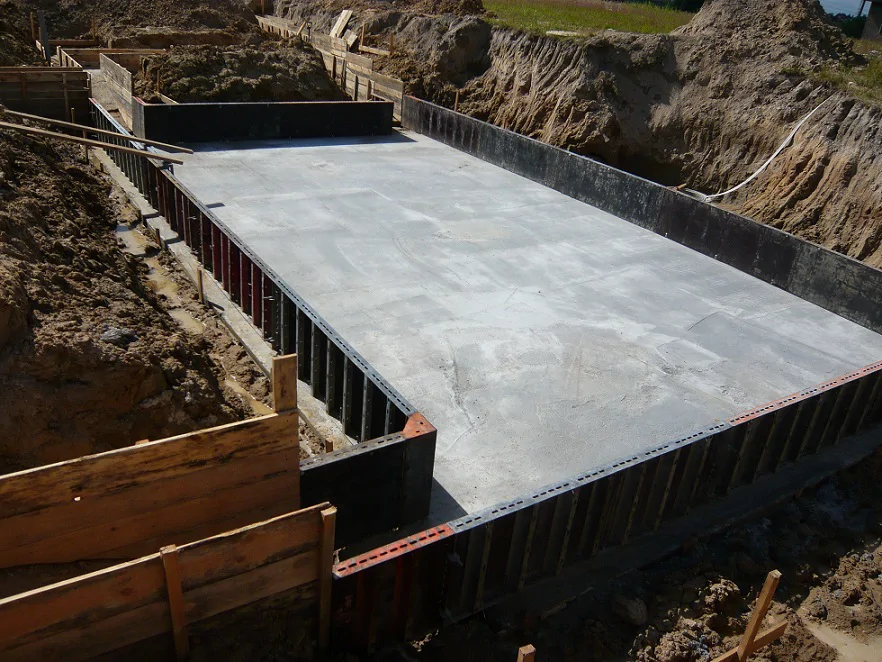 Budowa Domu jednorodzinnego, stan surowy, płyta fundamentowa piwnicy w technologii białej wanny, wylana płyta