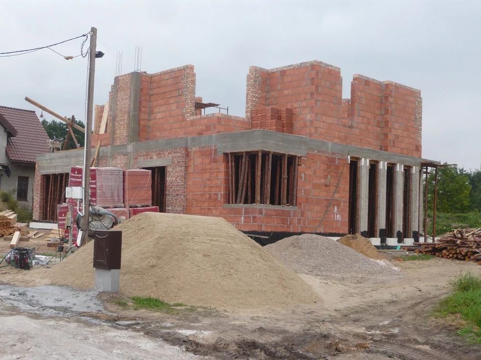 Bryła budynku w stanie surowym: ściany piętra oraz podparte stropy i nadwieszenia