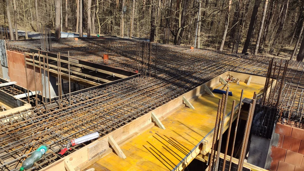 Detal żelbetowego fundamentu i zbrojenia słupa przy realizacji domu jednorodzinnego w Magdalence