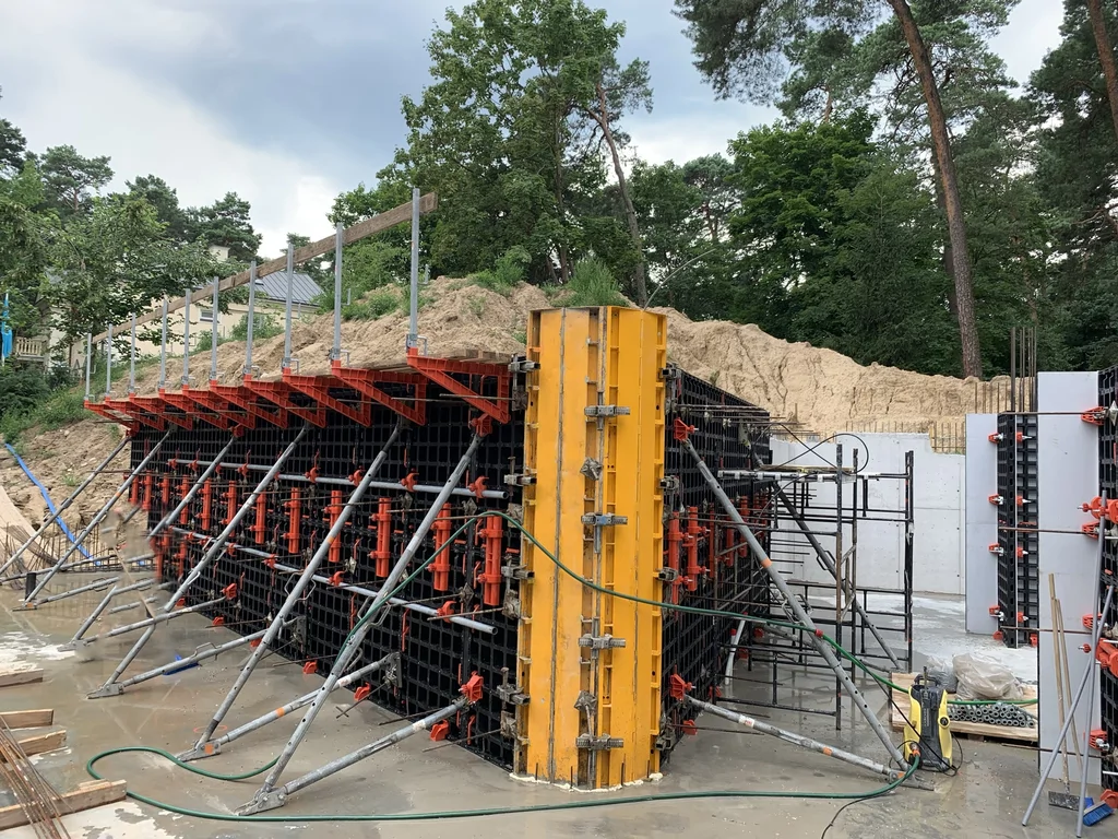 Systemowe szalunki ścian żelbetowych w szczelnej piwnicy domu jednorodzinnego wykonywanej w technologii białej wanny