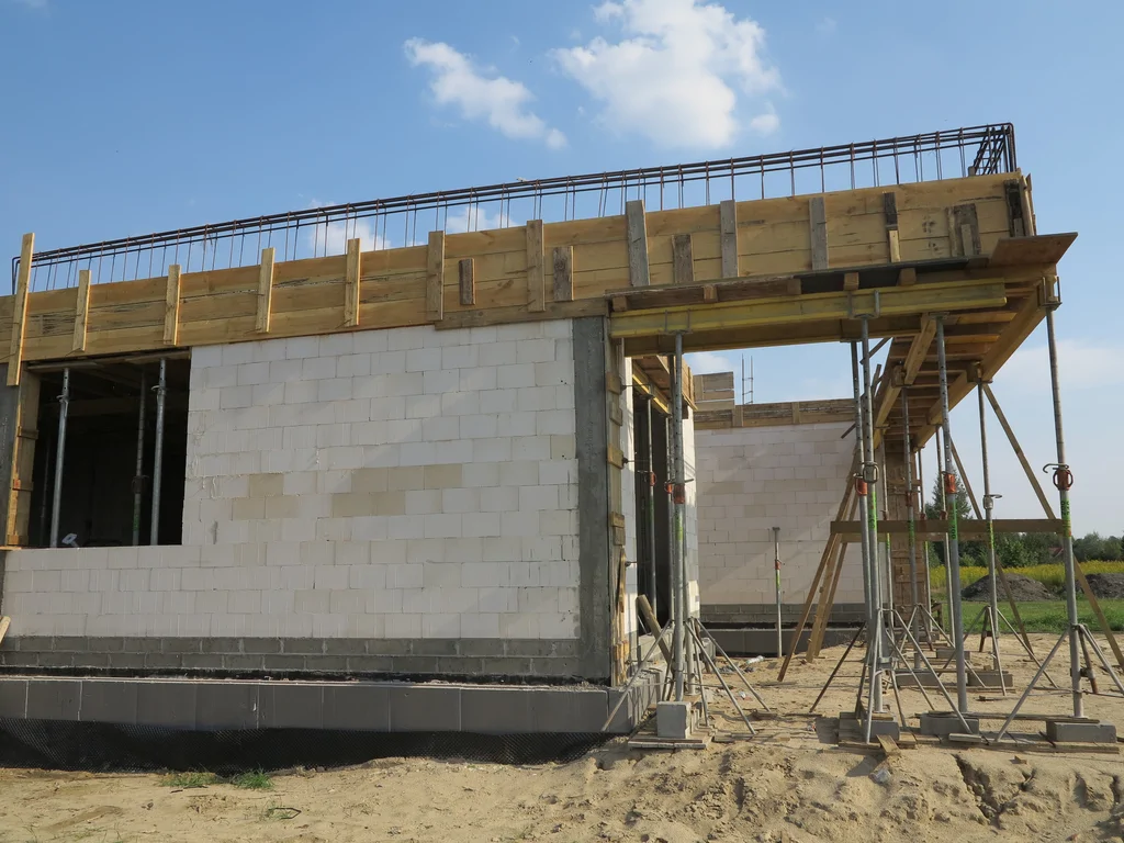 Ściany parteru z silikatów, zbrojenie belki szalunki ze stemplami 