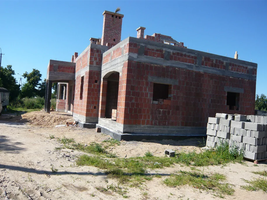 Stan surowy, murowane ściany strop, kominy