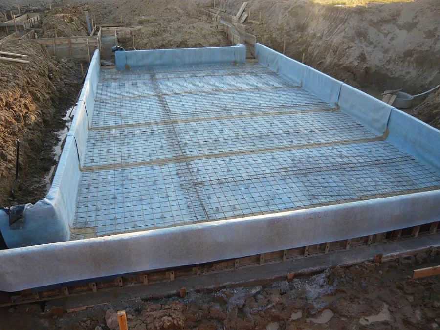 Budowa Domu jednorodzinnego, stan surowy, płyta fundamentowa piwnicy w technologii białej wanny, zbrojenie