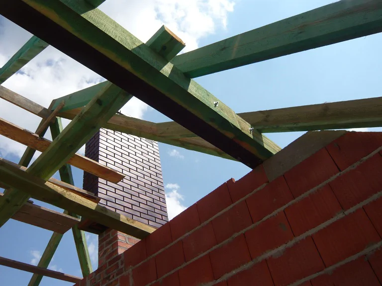 Budowa domu jednorodzinnego, stan surowy, mury, więźba, komin