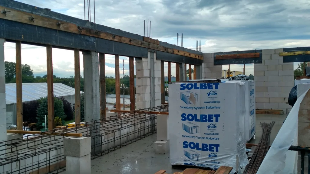 widok na szalunek i zbrojenie belek