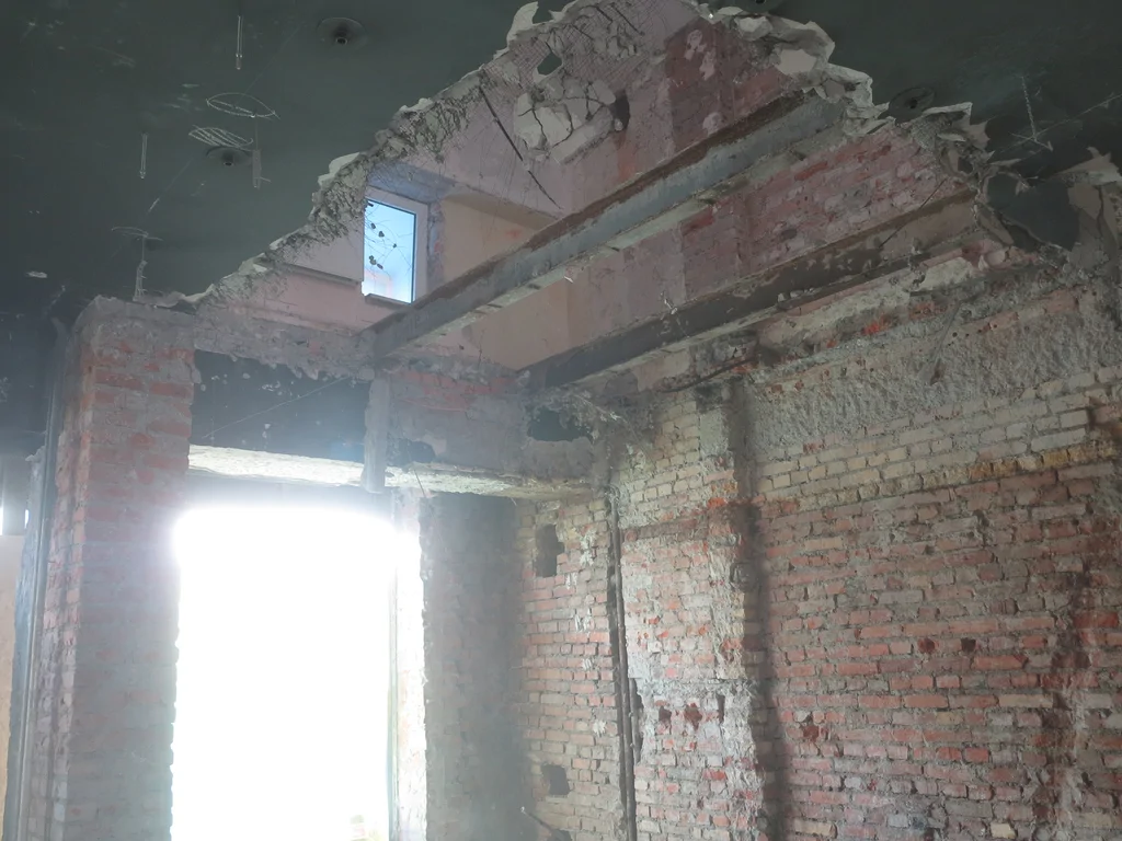 Remont budynku, ściany murowane z cegły, wykuty strop 