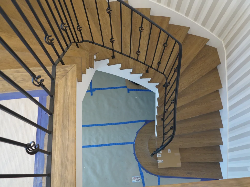 białą stolarka okienna z drewna 