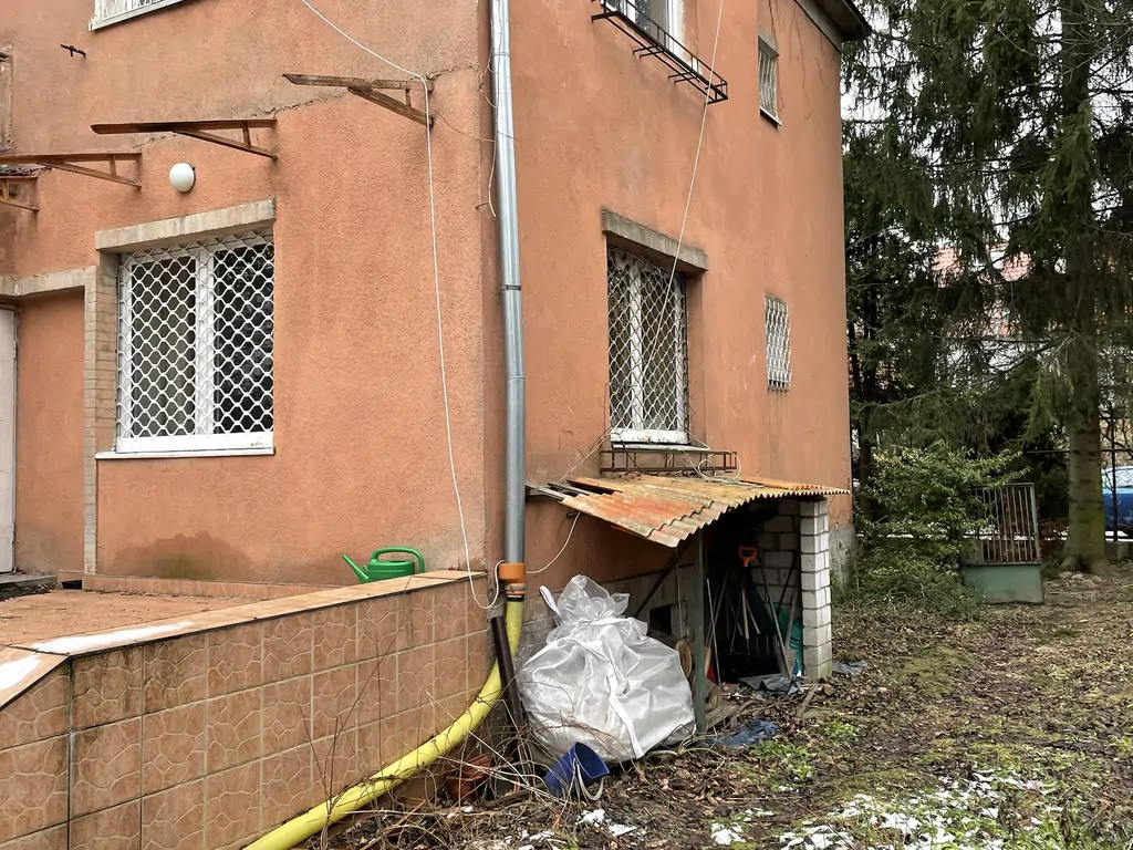 Budynek przed kompleksową przebudową – boczna część elewacji z zejściem do przyziemia.