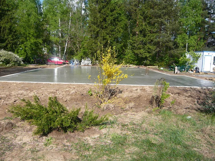 Gotowa płyta fundamentowa po wylaniu – świeża, równa powierzchnia betonu