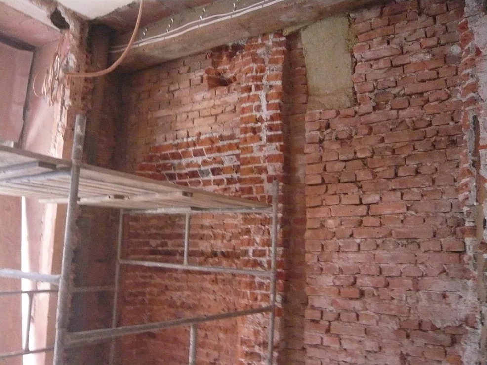 Remont wnętrza Green Caffè Nero, odsłonięta ceglana ściana i rusztowanie