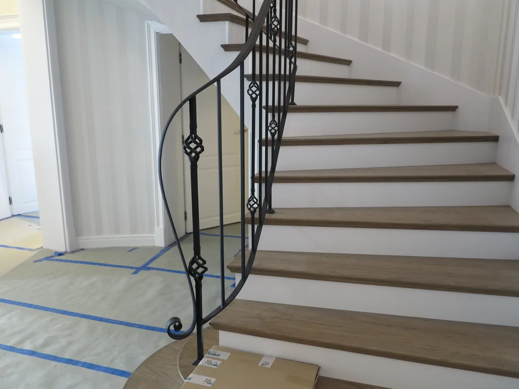 schody z barierką ozdobną kuta stal