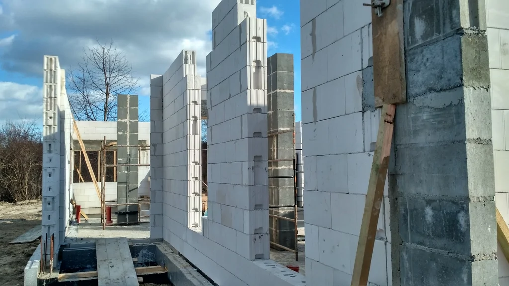 Ściany nośne parteru z pustaka ceramicznego 