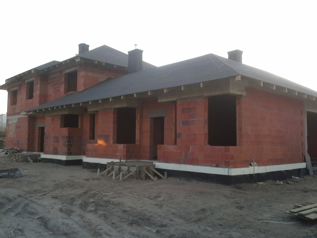 Budowa domu jednorodzinnego budynek zakończony w stanie surowym 