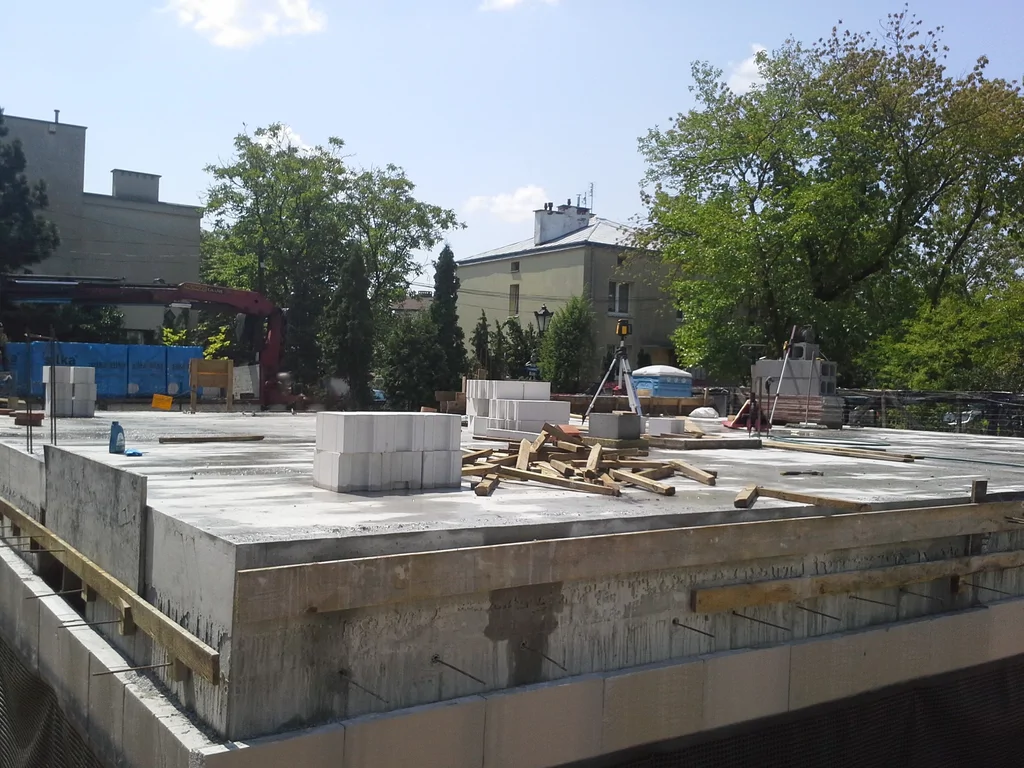 Wykonany strop piwnicy, murowanie ścian piwnicy