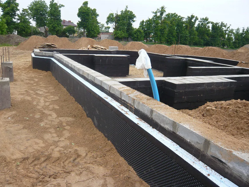 Wykopy, wylane ławy fundamentowe, pomurowane ściany fundamentowe, wykonane izolacje 