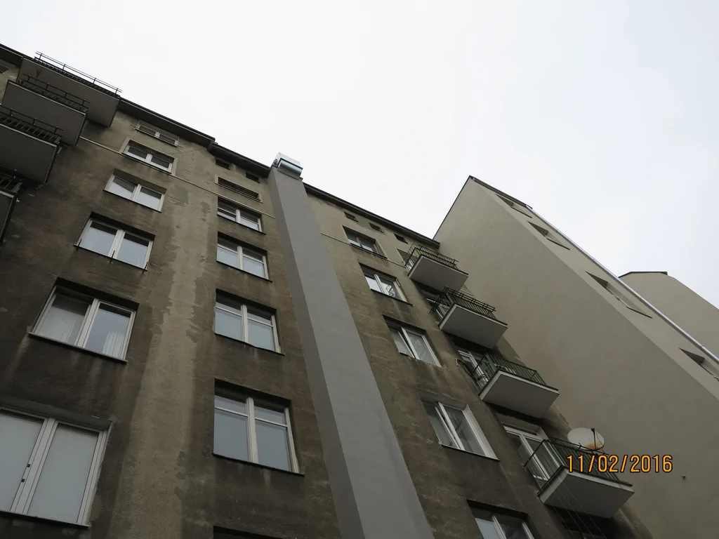 Budynek z zewnątrz wielopiętrowy 