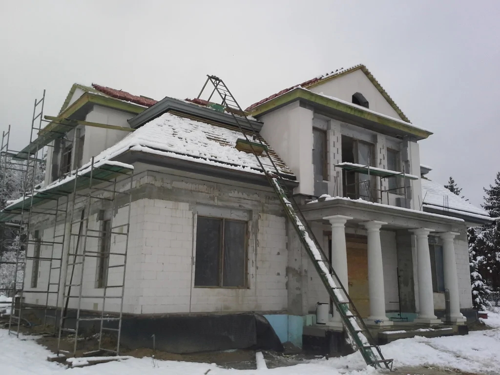 Stan surowy budynku, ściany z silikatów, więźba dachowa 