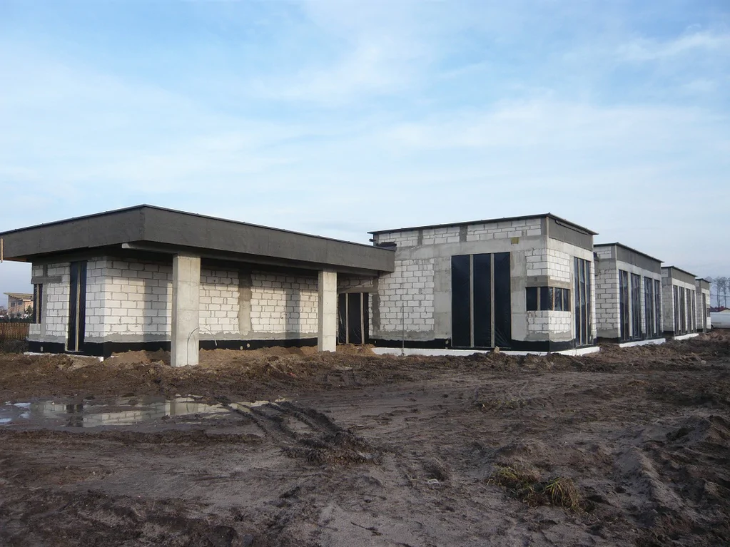 Budowa przedszkola, stan surowy murowane ściany słupy żelbetowe