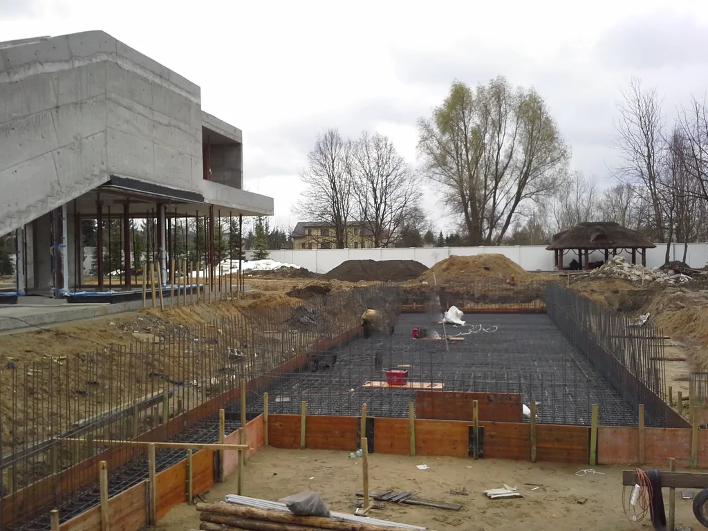 Budowa basenu zewnętrznego, widok na szalunki i zbrojenie 