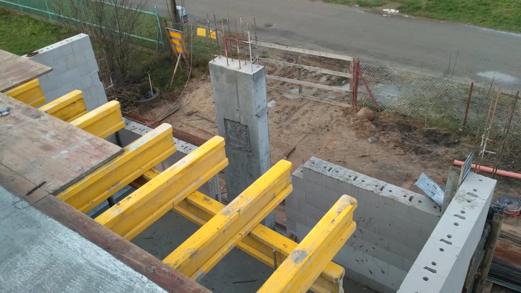 widok na szalunki i elementy żelbetowe 