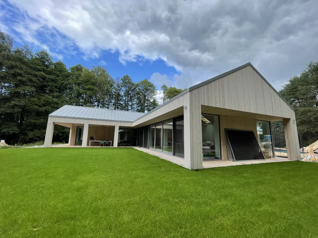 Nowoczesny dom jednorodzinny z dużym ogrodem i drewnianą elewacją