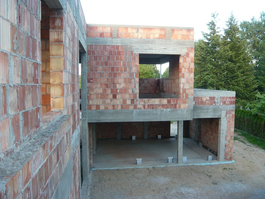 Budowa domu jednorodzinnego, mury pustak maxi, strop żelbetowy, strop terriva, elementy konstrukcyjne, nadproża, 