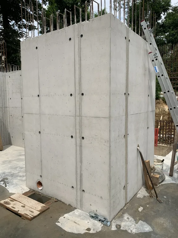 Gotowy żelbetowy trzon konstrukcyjny w piwnicy domu jednorodzinnego