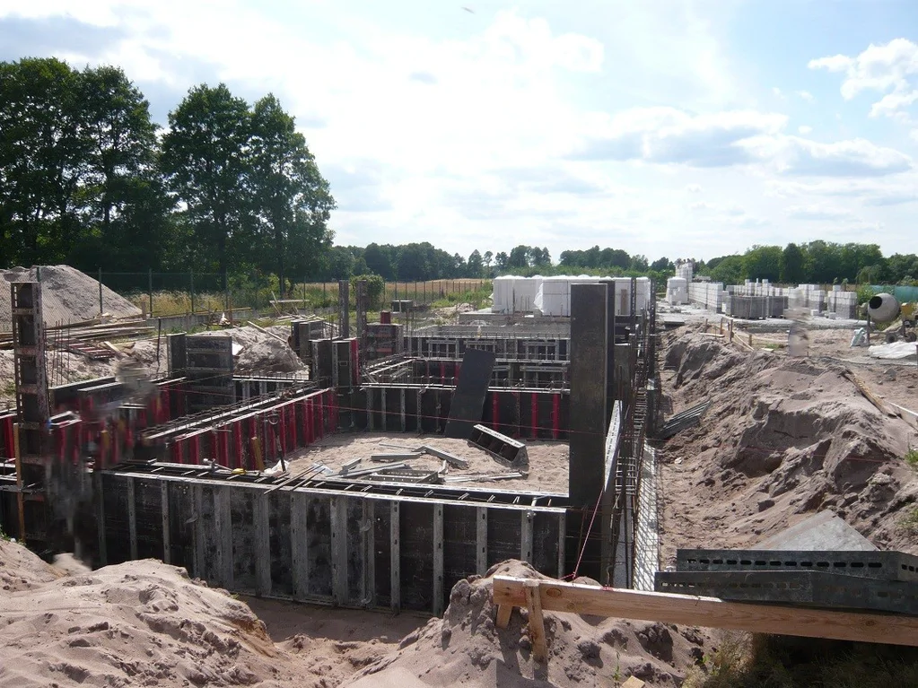 Budowa wykop, fundamenty ściany fundamentowe żelbetowe, szalunki, zbrojenie