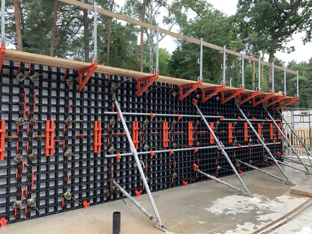 Deskowanie wysokich ścian żelbetowych piwnicy w budowie domu jednorodzinnego