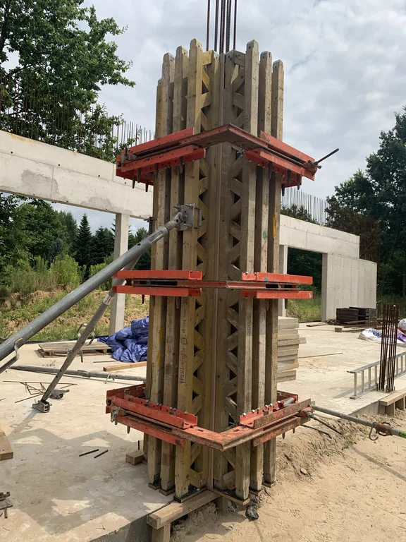 Szalunek słupa żelbetowego z odciągiem i wypuszczonym zbrojeniem – element konstrukcji z betonu architektonicznego