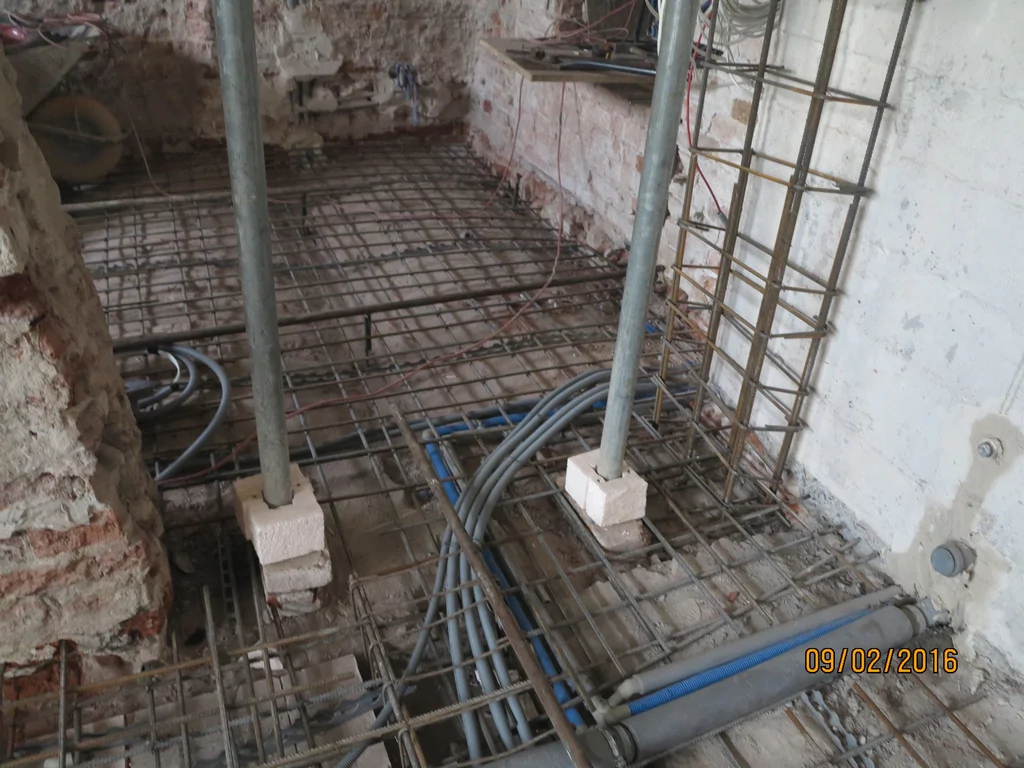 zbrojenie posadzki, skute tynki na ścianach, zbrojenie słupa 