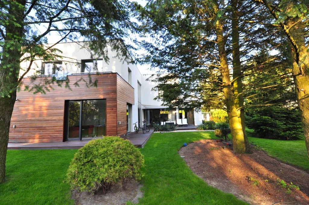 Budowa Domu jednorodzinnego, realizacja pod klucz, Elewacja BSO, kamień , Stolarka okienna, dach płaski, ogród