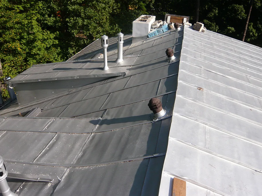 Pokrycie dachu z blachy; wywiewki, obróbki i podziały połaci.