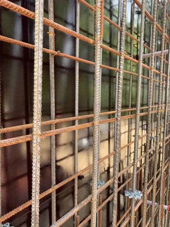 Zbrojenie ściany żelbetowej przy szalunku – przygotowanie ścian z betonu architektonicznego