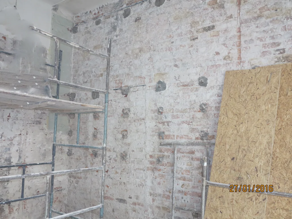 skute tynki na ścianach, rusztowania