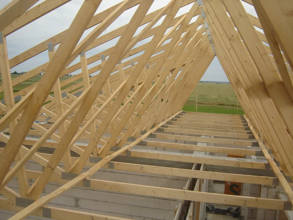 Wiązary dachowe – widok konstrukcji kratownicowej od środka budynku