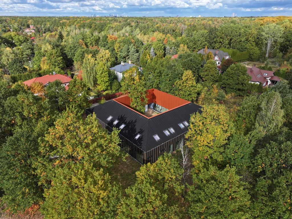 Nowoczesna architektura mieszkaniowa wśród drzew – ujęcie z drona