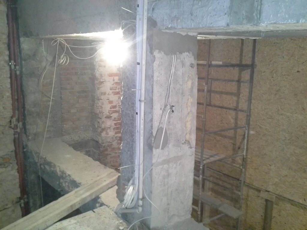 Remont budynku elementy żelbetowe, murowane ściany z cegły 