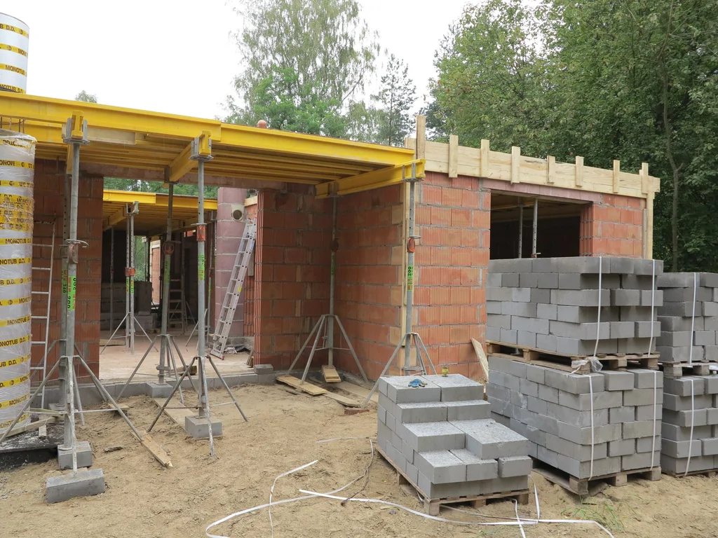 ściany parteru z Porotherm, szalunek stropu 