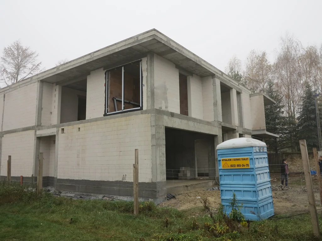 Stan surowy budynku, ściany pustak ceramiczny, montaż stolarki okiennej