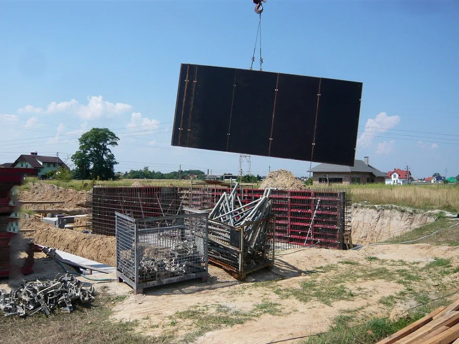 Budowa Domu jednorodzinnego, stan surowy, płyta fundamentowa piwnicy w technologii białej wanny, wylana płyta, szalunki ścian piwnicy