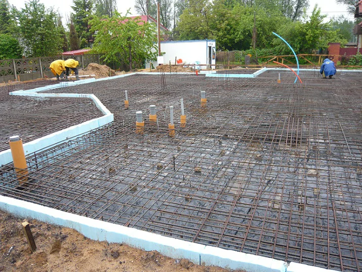 Budowa domu jednorodzinnego, wykopy, fundament na studniach, zbrojenie płyty fundamentowej