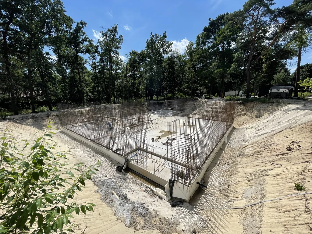 Narożnik głębokiego wykopu z płytą fundamentową i zbrojeniem ścian podziemia