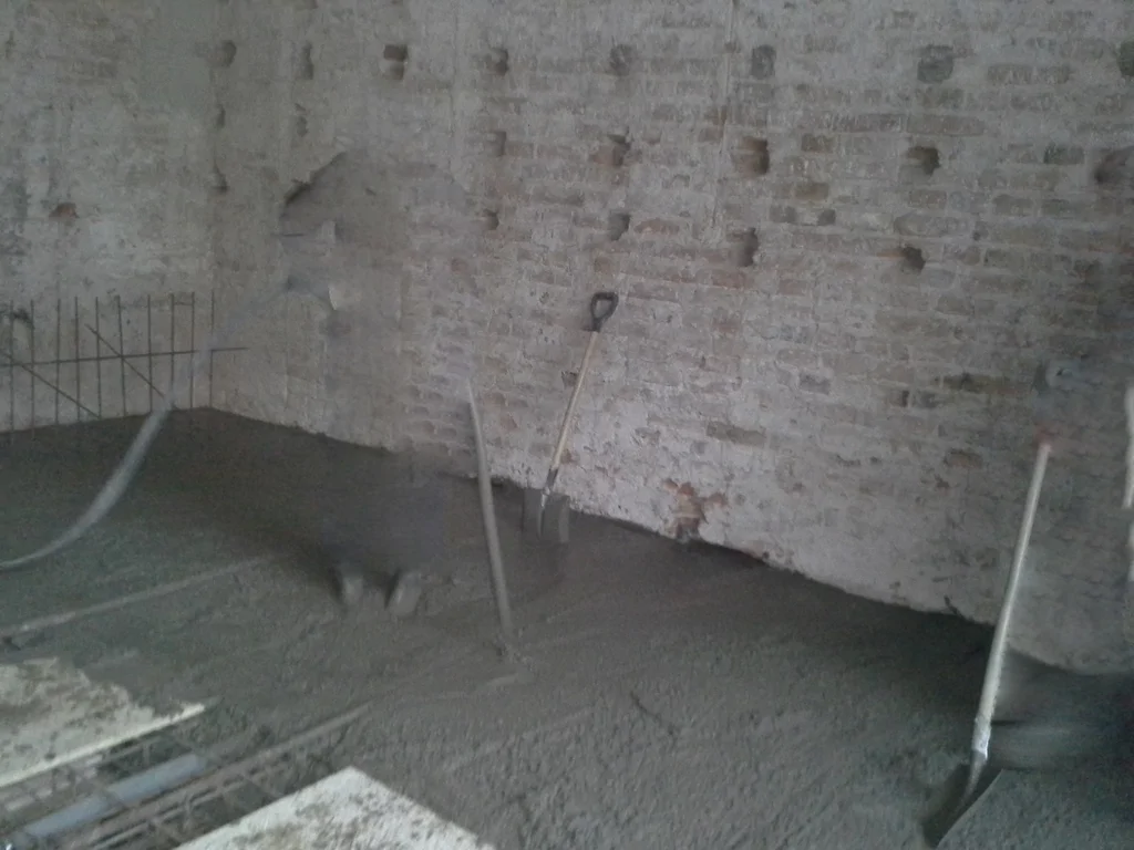 Wylewanie betonu na posadzki, ściany ze skutym tynkiem