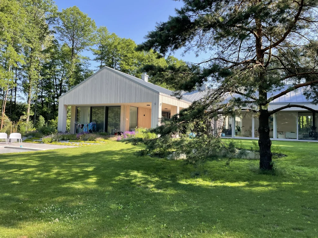 Elewacja boczna – długi trakt z rytmem wysokich okien i pionowym deskowaniem